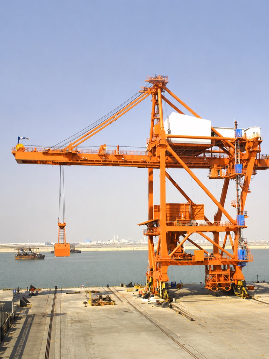 Ship-to-shore gantry crane at the quayside